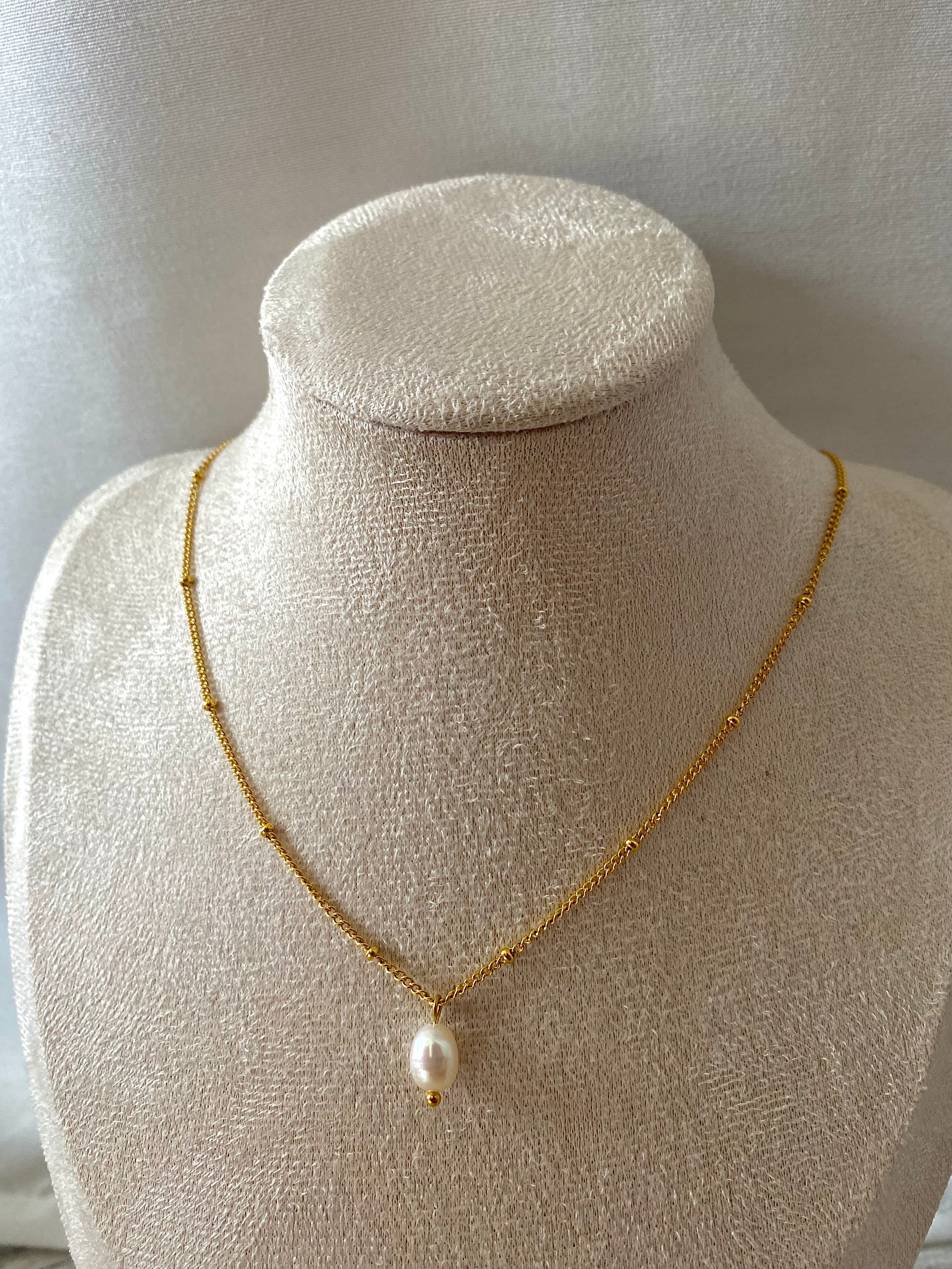 Dangling Pearl Necklace